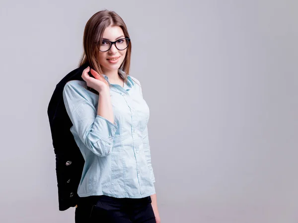 Junge Geschäftsfrau Mit Brille Büro Vor Grauer Wand — Stockfoto