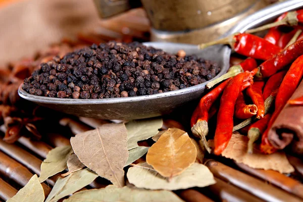 Pimienta Negra Una Cuchara Hoja Laurel Bambú — Foto de Stock