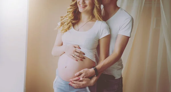 Jonge Zwangere Vrouw Haar Echtgenoot Wachten Baby — Stockfoto
