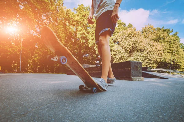 Jonge Skateboarder Het Park Mooie Achtergrond — Stockfoto