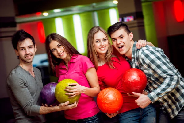 Amigos Alegres Bolera Con Pelotas — Foto de Stock