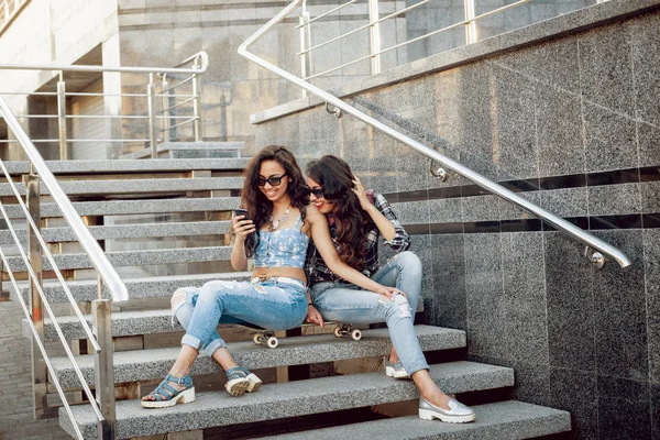 Zwei Junge Mixed Race Girls Lässigen Outfits Die Mit Skateboard — Stockfoto