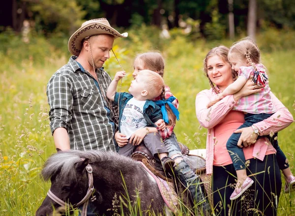 Glad Familj Går Med Ponny Häst Park — Stockfoto