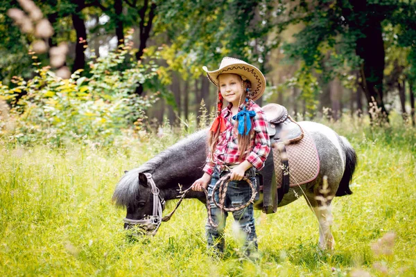 Dziewczynka Plecionki Kowbojski Kapelusz Chodzenie Pony Park — Zdjęcie stockowe