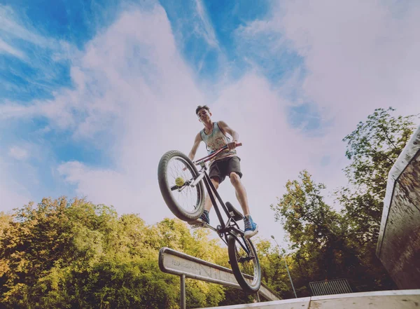 Pojken hoppar med sin bmx i parken. — Stockfoto