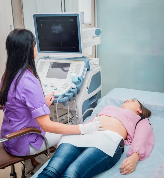 Doktor ve hasta. Ultrason cihazları. Teşhisler. Sonografi.