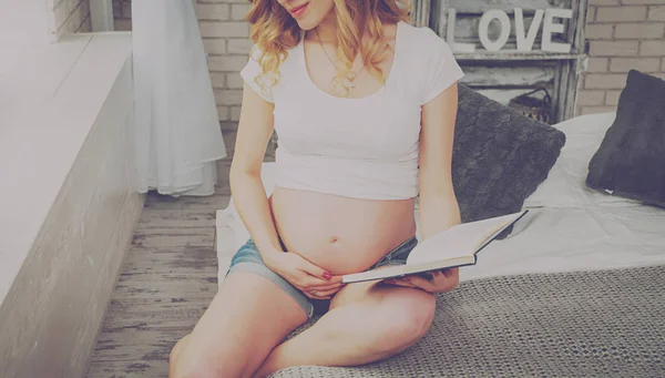Νεαρή Έγκυο Γυναίκα Διαβάζοντας Ένα Βιβλίο — Φωτογραφία Αρχείου