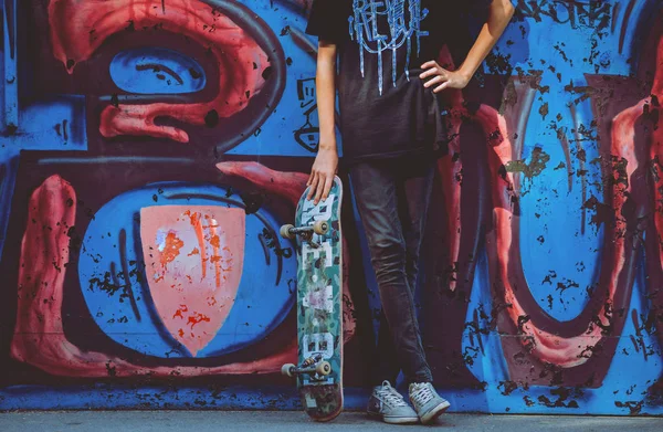 Skateboarder Muda Taman Latar Belakang Indah — Stok Foto