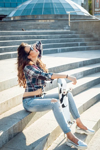 Joven Chica Morena Posando Con Monopatín Aire Libre — Foto de Stock