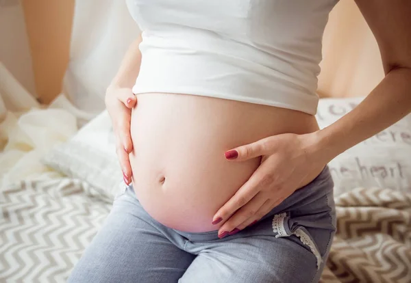 Giovane Donna Incinta Sul Letto — Foto Stock