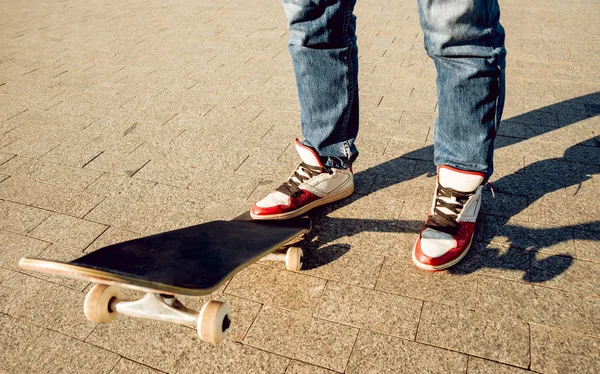 Ausschnittbild Eines Jungen Mannes Auf Skateboard Stadtplatz — Stockfoto