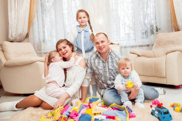 Mutlu bir aile. Annem ve babam evde çocuklarla oynarken