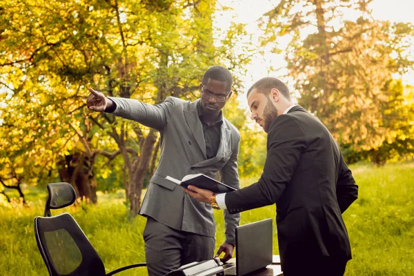 Zwei Junge Multikulturelle Geschäftsleute Bei Der Arbeit Park Konzept Der — Stockfoto