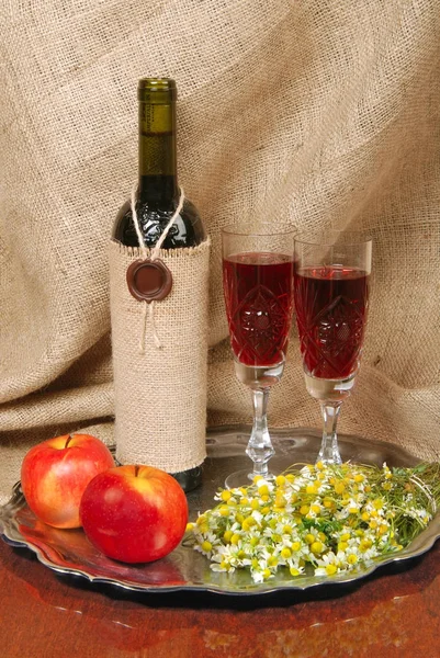 Camomiles Apples Wine Wineglasses Burlap — Stock Photo, Image