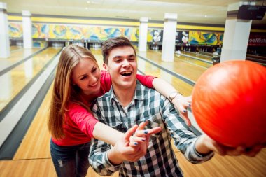Güzel kız ve delikanlı bovling topu ile