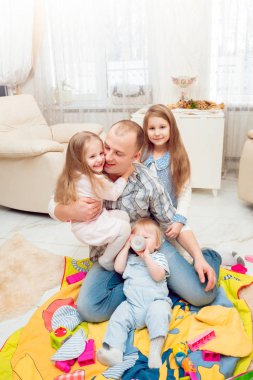 Babası evde çocuklarla oynarken