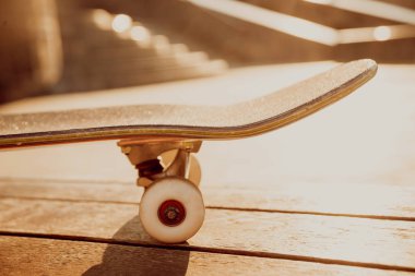 Granit döşeme üzerinde kaykay. Bir çeşme arka planı