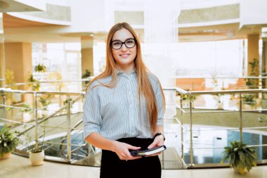 İş kadını ofiste. İşçi.