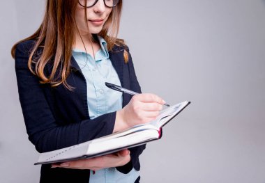 Önce hafif gri duvar gözlüklü genç iş kadını