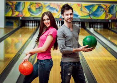 Güzel kız ve delikanlı bovling topu ile