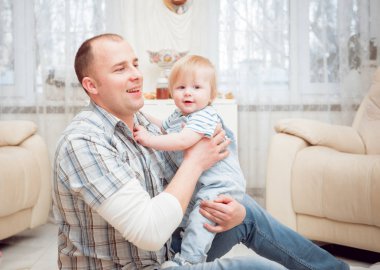 Baba oğluyla oynuyor.