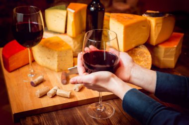 Tahta bir masada peynir ve şarap.