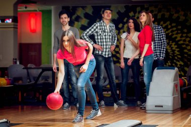 Neşeli beyaz arkadaş bowling kulübünde eğleniyor