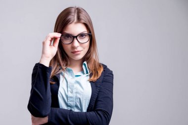 Önce hafif gri duvar gözlüklü genç iş kadını