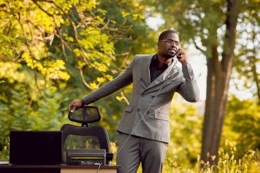 Afrika buisnessman Park'ta çalışma. Uzak iş kavramı.