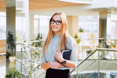 İş kadını ofiste. İşçi.