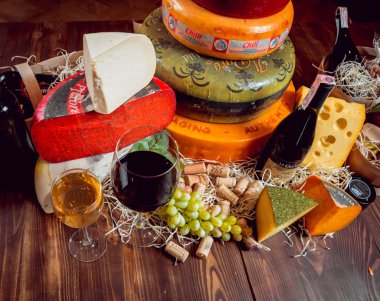 Güzel ve zengin kompozisyon çeşitli peynir ve şarap ile fındık ve üzüm ile