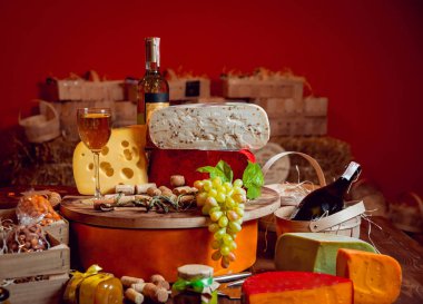 Güzel ve zengin kompozisyon çeşitli peynir ve şarap ile fındık ve üzüm ile
