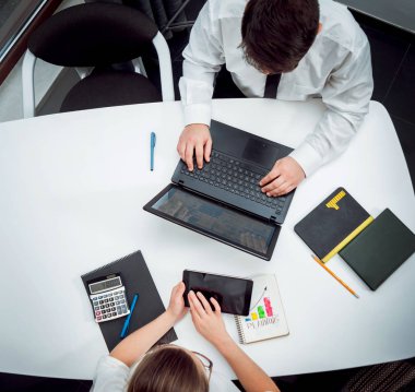 Ofis strateji tartışmaya işadamı ile kadın Danışmanı