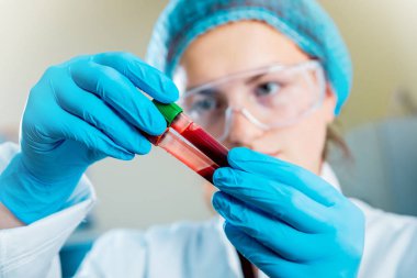 Laboratuvar çalışmalarında güler Medic personeli. Kan testi ile boruları.