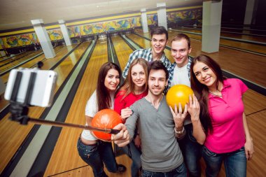 Bowling salonu selfie yapıyor, neşeli arkadaşları