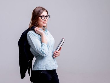 Önce hafif gri duvar gözlüklü genç iş kadını