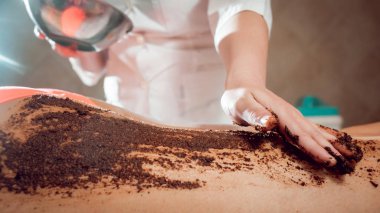 Tam vücut masajı. Terapi.