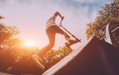 Çocuk bir tekme skate park sürme