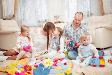 Neşeli genç aile evde eğlenmek