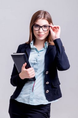 Önce hafif gri duvar gözlüklü genç iş kadını