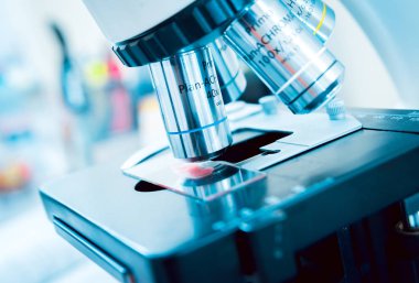 Laboratuvar donatımı. Mikroskop.