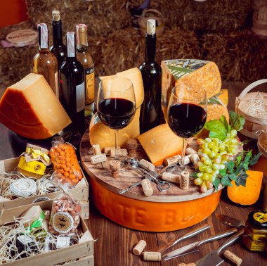 Güzel ve zengin kompozisyon çeşitli peynir ve şarap ile fındık ve üzüm ile