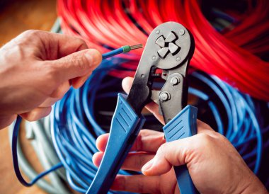 Elektrik donatımı. Elektrik kablo ve crimper.