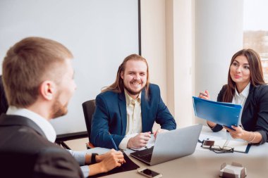 Takım toplantısı. İş stratejisi tartışılması. Mutlu yöneticileri.