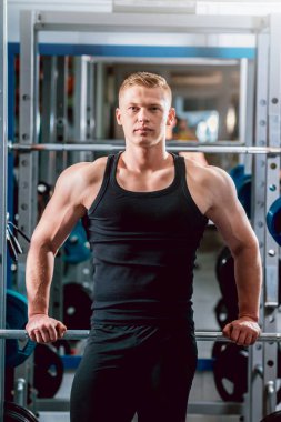 Genç esmer kadının spor salonunda egzersiz yapması