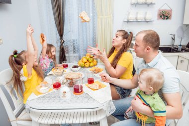 Neşeli genç aile evde eğlenmek