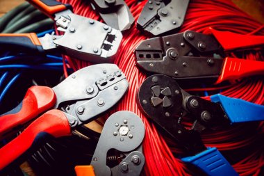 Elektrik donatımı. Elektrik kablo ve crimper.