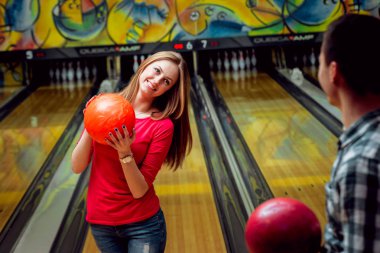 Neşeli beyaz arkadaş bowling kulübünde eğleniyor