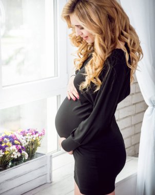 Genç hamile kadının yanına bir pencere