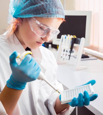 Laboratuvar çalışmalarında güler Medic personeli